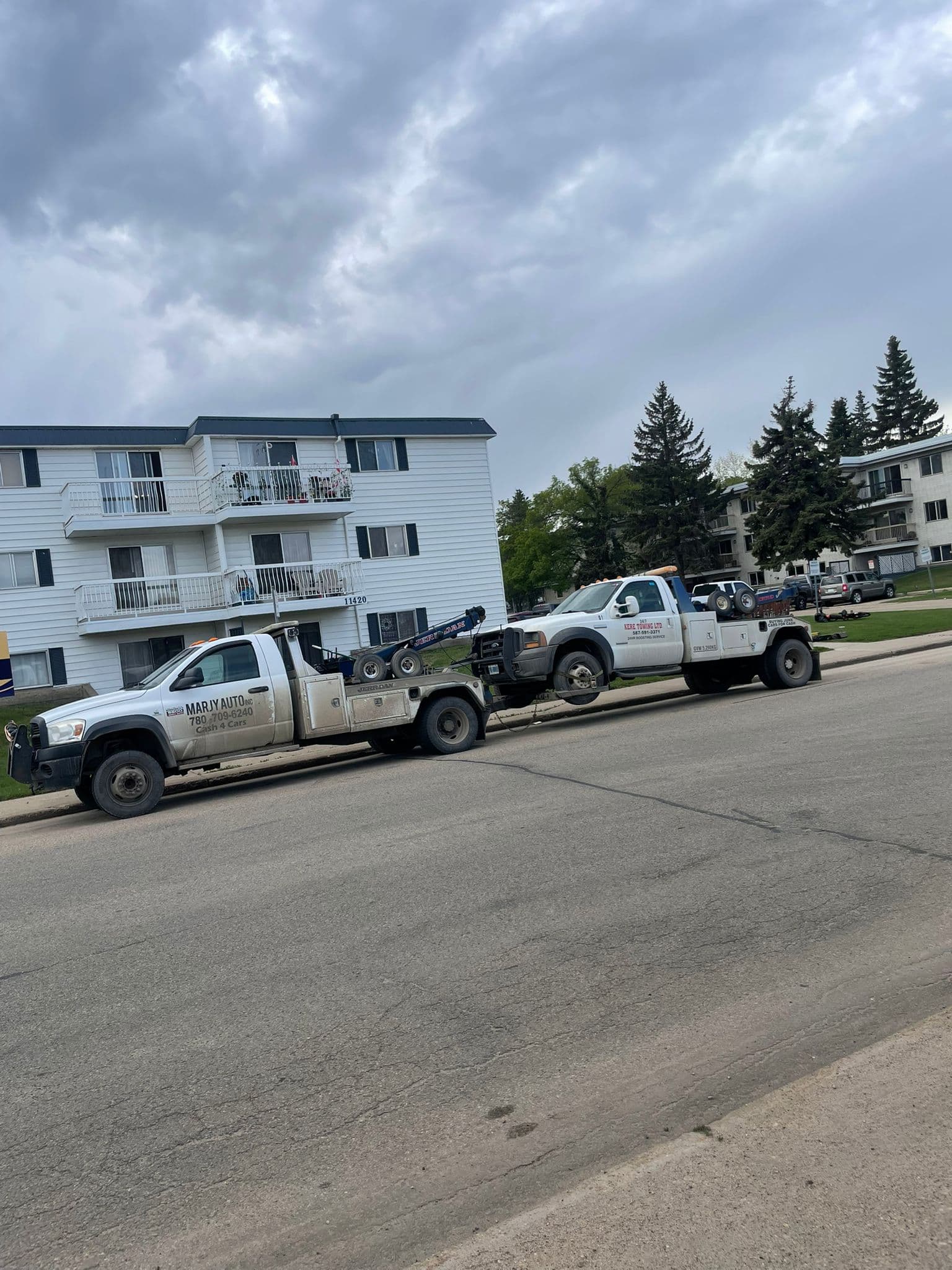 CASH 4 YOUR CAR auto wrecker tow trucks ready for vehicle pickup in Edmonton